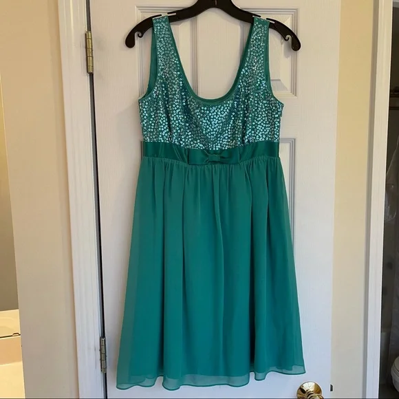 sachin and babi light blue dress Betsey Johnson Mixes Fun & Edge for Summer 2024